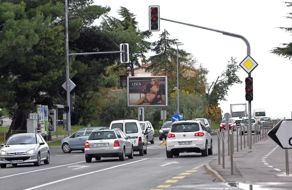 Semafor &scaron;e ostaja