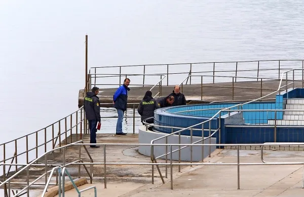  Policisti in kriminalisti še ugotavljajo okoliščine smrti moškega na izolski plaži.