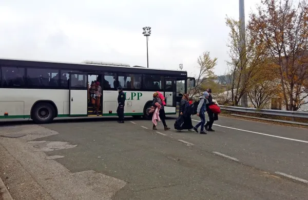 V večernih urah  v Dobovi pričakujejo še en vlak z več kot 1100 
migranti, na Gruškovju pa šest avtobusov s približno  350 
migranti.
