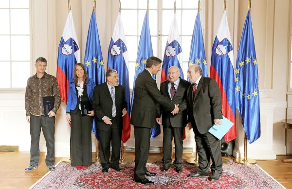 Predsednik republike Borut Pahor je z redom za zasluge 
odlikoval mednarodni festival sodobne glasbe Kogojevi dnevi ter tržaškega literata in gledališčnika Miroslava Košuto. 
Medaljo za zasluge pa je namenil pevki in pravljičarki Ljobi 
Jenče ter striparju Tomažu Lavriču.