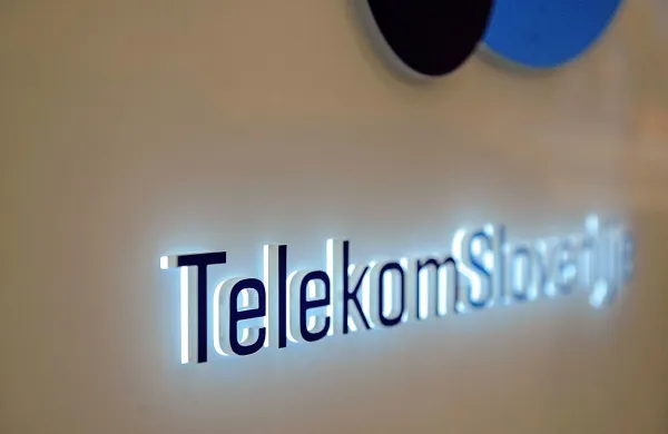 Največji slovenski telekomunikacijski operater Telekom Slovenije naj bi zavezujočo ponudbo za srbski telekom oddal 
skupaj s skladom Apollo.
