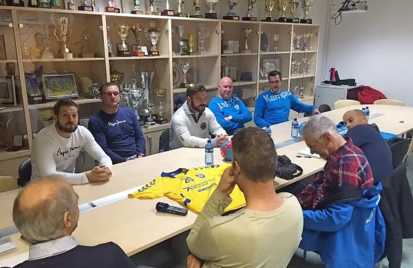 Skupna tiskovna konferenca sosedskih tekmecev - z leve proti desni sedijo: Uroš Rapotec, Zoran Jovičić, Kolja 
Štemberger (vsi RK Koper), Borut Hren in Jakob Vukovič (oba RK Istrabenz plini Izola).