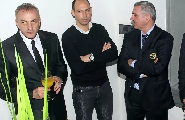 Iz uprave odhajata Ante Guberac (levo) in Andrej Poljšak (v 
sredini), neuradno naj bi operativno delo do skupščine 
opravljal Valter Valenčič.  