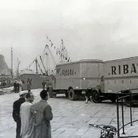 Tovornjaka ribiških podjetij Riba in Piran na piranskem 
pomolu, v ozadju privezana ladja Martin Krpan Splošne 
plovbe Piran ter jadrnica Burja

