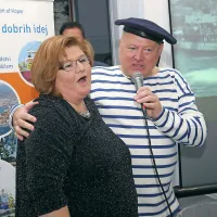 Ob predstavitvi knjige je zapel “mornar” Nace Junkar.