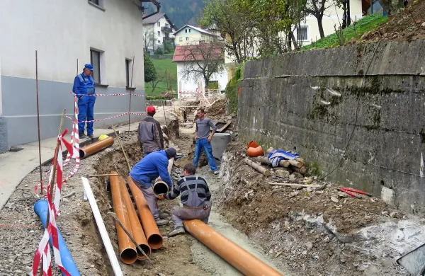 Spodnji del Mrakove ulice bo v teh dneh obnovljen,  gradbince pa čaka  težji zgornji del.