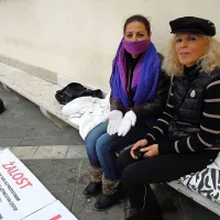 Zlatka Olah (desno) s sestro Magdaleno je pred piranskim 
okrajnim sodiščem opozarjala, da njej in njeni družini zaradi 
domnevno krivičnega sojenja grozi izguba strehe nad glavo.