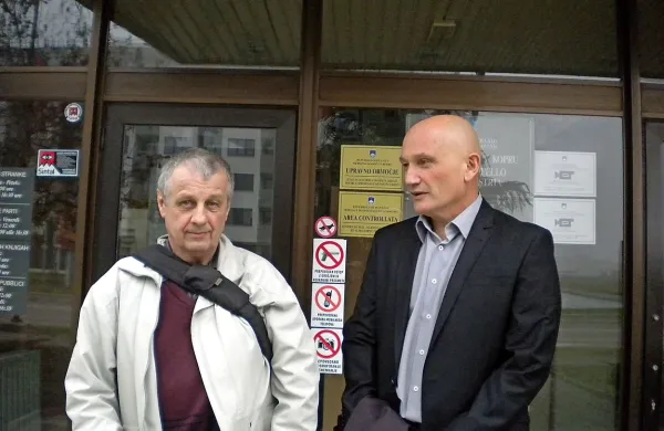 Jožef Janežič (levo) z odvetnikom Boštjanom Penkom