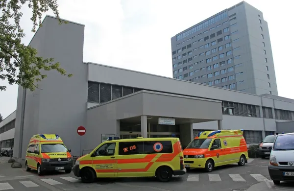 V mariborskem kliničnem centru je pred nekaj dnevi umrl 
starejši begunec, poroča Televizija Slovenija.