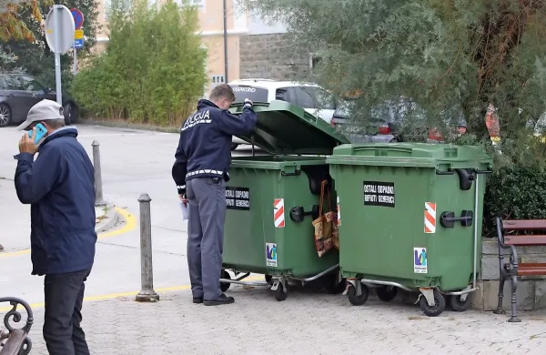 Pregledovali so tudi bližnje zabojnike za smeti.