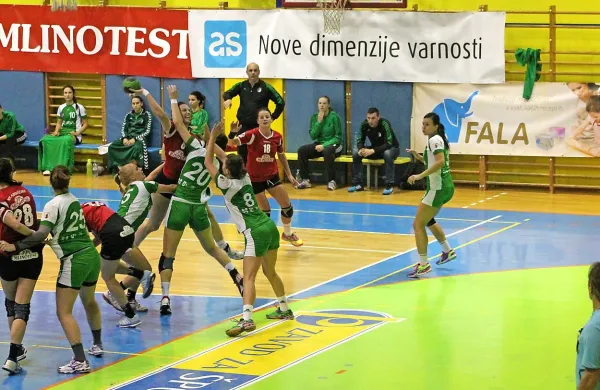 V Črni Gori bo zelo pomemben delež visoke in izkušene 
ajdovske strelke in  kapetanke Tine Rojc (z žogo). 