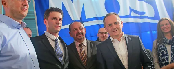 Člani Mostu (z leve) Ivan Kovačić, Božo Petrov in Ivan 
Lovrinovič ter Drago Prgomet, ki so ga zaradi “dela na lastno 
pest” napodili iz stranke.