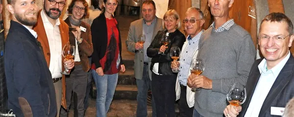 Valter Mlečnik (drugi z desne) v kleti z družino in z gosti