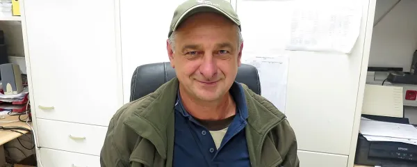 Peter Poljanec, oče, direktor in delavec v ne povsem običajni 
družbi Kaskader.