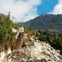 Gradnjo dostopne poti na postajo Skripi na Kaninu so v 
podjetju Kaskader  naslovili “Simfonija bagrov”. 