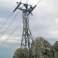   Montaža jeklenice na enem od stolpov kaninske žičnice med 
postajama B in C.