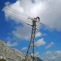 Montaža jeklenice na enem od stolpov kaninske žičnice 