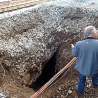 Takih ali ožjih navpičnih brezen, kot se je ta teden prikazalo 
delavcem pri železniški postaji v Postojni, je na kraškem 
svetu ogromno. Nekaterim “odkrijemo” pokrov s kopanjem, 
drugim ga v daljšem obdobju  “stopi” voda.  