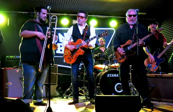 V Snack baru je sinoči rjovel ameriški bluesman Bob Margolin. Spremljal ga je tržaški bluesovski kitarist Mike Sponza 
s svojim bendom.