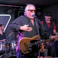 Bob Margolin v Snack baru rohnel v slogu učitelja Muddyja
