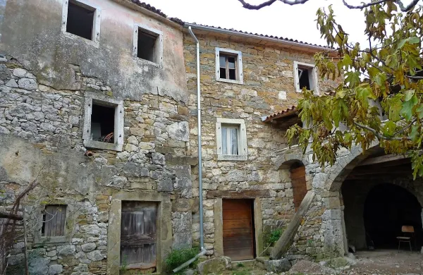 Tako klavrna je izgledala Bržanova domačija pred  obnovo ...