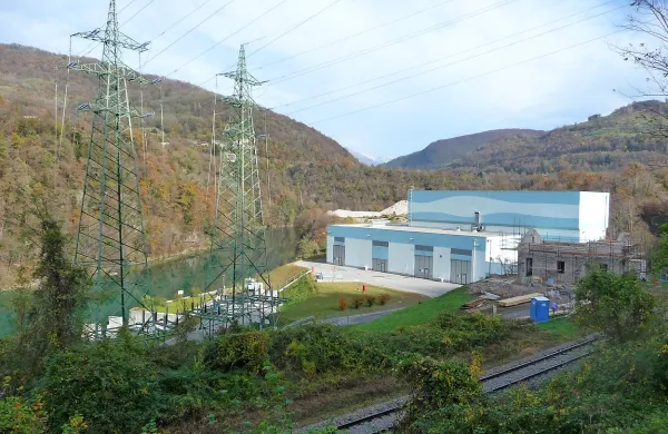 Kar pet hidroelektrarn imajo v občini Kanal, ki bi ji država 
pobrala milijon evrov. 