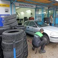 Tik pred 15. novembrom k vulkanizerjem po zimske gume 
prihajajo še zadnji vozniki. 