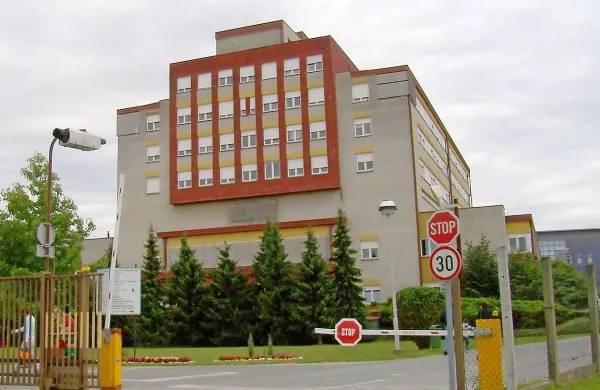 V murskosoboški bolnišnici je v petek zvečer zaradi odpovedi 
notranjih organov umrl 46-letni begunec, državljan Sirije.