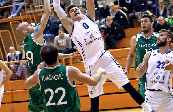 Jan Barbarič (z žogo) postaja vse pomembnejši člen portoroškega prvoligaša.