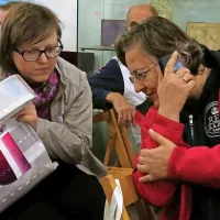 Nekaj opravka  s svojima telefončkoma, ki ju je bilo pred 
začetkom prireditve kajpada treba utišati,  sta  imeli slovenistka 
dr. Vladka Tucovič (levo) ter prevajalka in kritičarka dr. Tea Štoka. 
Ker prva v svoji torbi ni mogla najti telefona,  je za pomoč prosila 
drugo. Hemingway je svoj veliki roman naslovil Komu zvoni,  tole 
akcijo literarnih strokovnjakinj pa bi lahko naslovili  Kje zvoni. 

