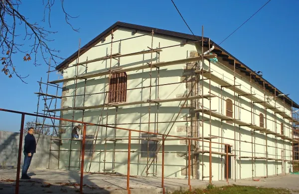 Grad pod cerkvijo sredi Dolnjega Zemona  dobiva novo 
preobleko. 