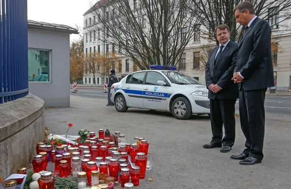 Predsednik republike Borut Pahor se je ob francoskem 
veleposlaništvu skupaj z  veleposlanikom Pierrom-Francoisom Mourierjem poklonil žrtvam napadov v Parizu.