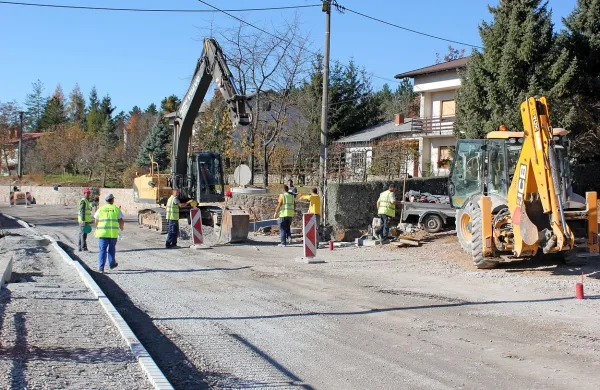 Delavcem, ki obnavljajo cesto skozi Kal, gre v teh dneh vreme na roko, a obnove po obstoječi 
pogodbi  ne bodo mogli zaključiti v celoti, saj bodo potrebna dodatna dela.