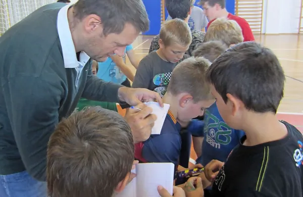 Divaški osnovnošolci so po športni prireditvi, ko so imeli 
priložnost na koš metati z  Goranom Jagodnikom,  komaj 
čakali, da se jim podpiše v spomin.