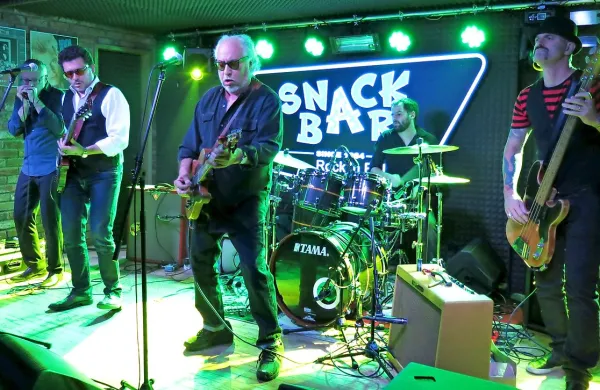 Boba Margolina (v sredini)  po Evropi spremlja bend tržaškega bluesmana Mika Sponze.  