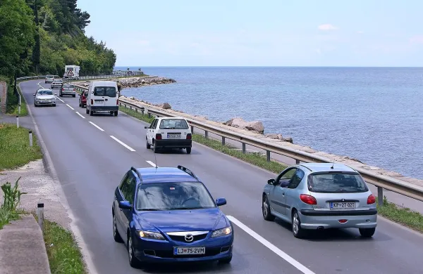 Obalna cesta ne bo enosmerna, Popovič jo vrača državi