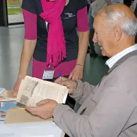 Ljudje so prinašali predvsem fotografije, pa tudi razglednice, 
brigadirske izkaznice in značke ter veliko pisnega gradiva.