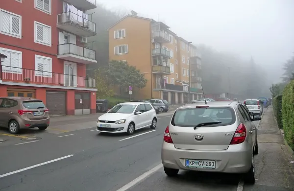 Po Cesti na Markovec vozijo in parkirajo. Parkirno stisko imajo zgolj  stanovalci na  desni strani. Cesta pa je še vedno zelo 
prometna, čeprav   na njej po odprtju predora Markovec ne naštejejo  več 20.000 vozil dnevno.
