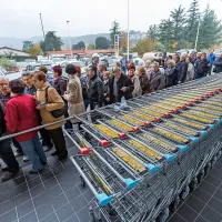 Takšni prizori so ob odprtjih poslovalnic veletrgovcev pri nas 
že stalnica.