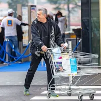 Kupci so zjutraj hiteli po izdelke v otvoritveni akcijski ponudbi.