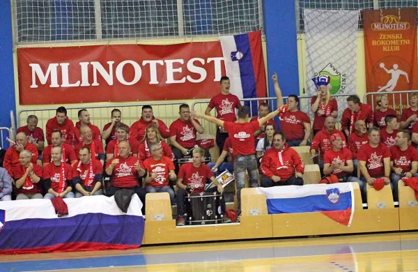Tribuno v Danilovgradu so skoraj v celoti zasedli ajdovski  
navijači.