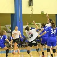 Del junakinj zmage v Črni gori: Slavica Schuster (z žogo), Teja  
Ferfolja (28) in Špela Ferfolja (21).