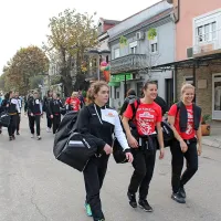 Po Danilovgradu je Ajdovke vodila soigralka Petra Sanabor 
(desno), ki je lani tam v okviru mednarodne  gimnazijske  
izmenjave obiskovala gimnazijo.