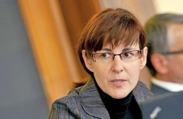 Ministrica za obrambo Andreja Katič in skrbnik sklada CEB za 
begunce in migrante Stephan Sellen sta podpisala pogodbo 
o donaciji 1,5 milijona evrov, ki jih sklad namenja Sloveniji za 
spopadanje z migrantsko krizo.