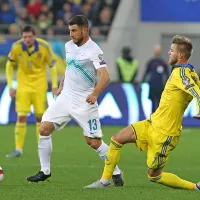 Andrij Jermolenko (desno), strelec prvega ukrajinskega zadetka,  je bil vsaj  enkrat hitrejši od 
Bojana Jokića.

