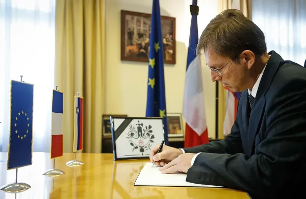 V Ljubljani se je v žalno knjigo danes vpisal  premier Miro 
Cerar.
