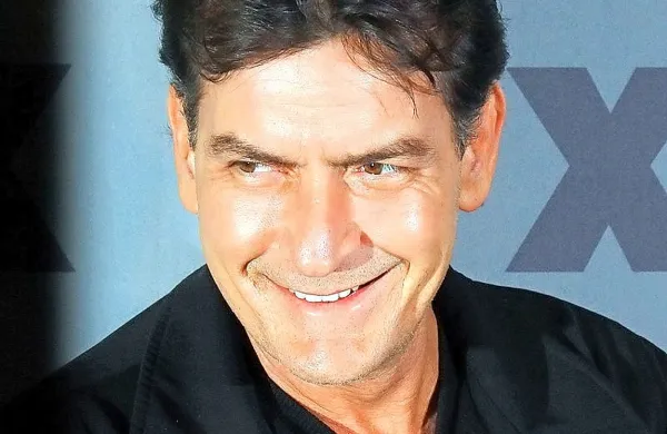 Charlie Sheen naj bi izsiljevalcem plačal več kot deset 
milijonov dolarjev za molk.