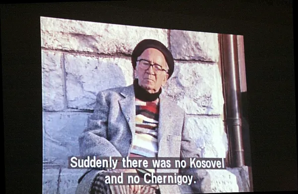 Avgust Černigoj (na fotografiji izsek iz filma Francija Slaka) se 
je močno usidral na Krasu, zato bodo drevi v Sežani, kjer je 
pokopan,  obeležili 30.  obletnico njegove smrti s predavanjem 
Dragana Živadinova. 