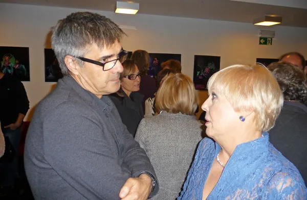 Dr. Dorijan Marušič med resnim pogovorom z Devano Jovan, 
upokojeno novinarko koprskega radia.