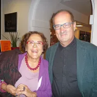 Dr. Sonja Ana Hoyer, konservatorka v pokoju, se je družila z 
Borisom Šuligojem, dopisnikom Dela iz Kopra.
